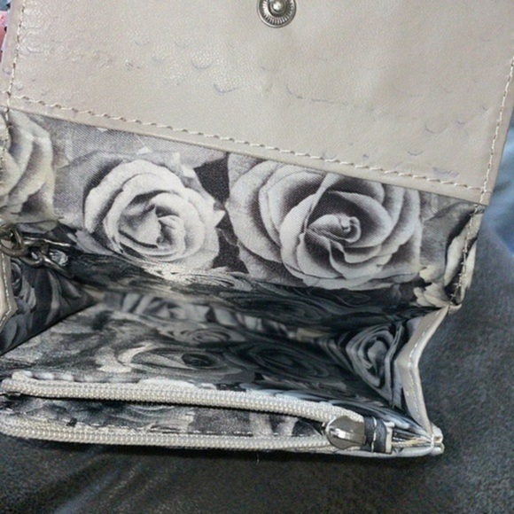 NWOT Adrienne Vittadini Small Gray Snakeskin Print Wallet - Picture 4 of 4